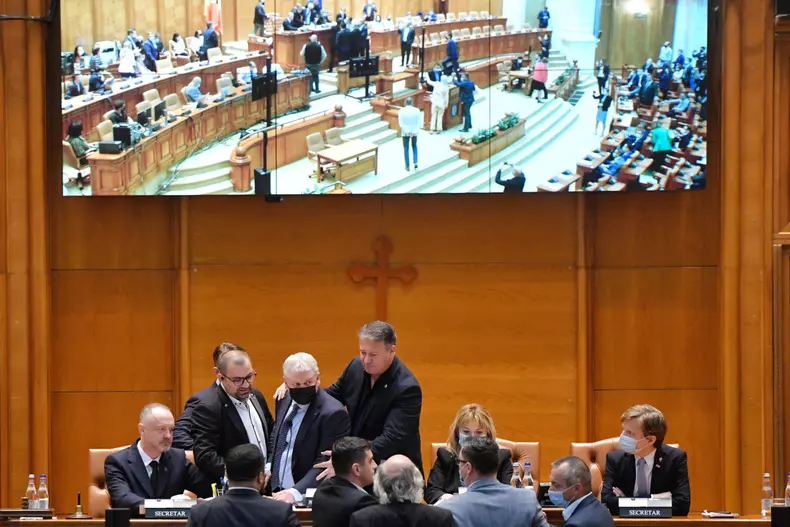 BUCURESTI - PARLAMENT - MOTIUNE DE CENZURA