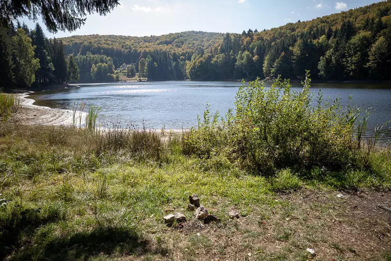Lacul Trei Ape este principala atracție în timpul sezonului cald la Gărâna