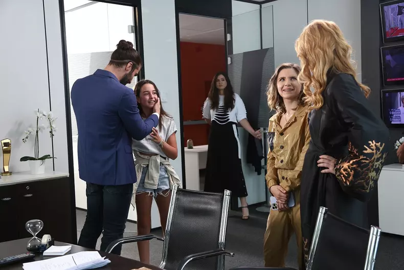 fata-cristi-chivu-serial-adela-4