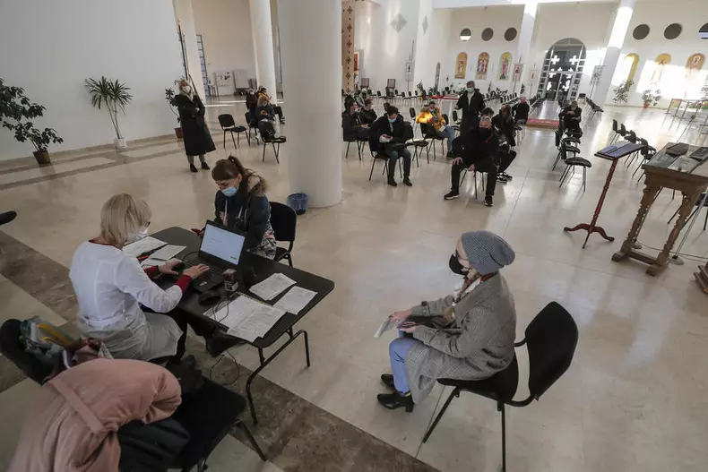 Biserică Greco-Catolică din Ucraina, transformată în centru de vaccinare. Foto: EPA