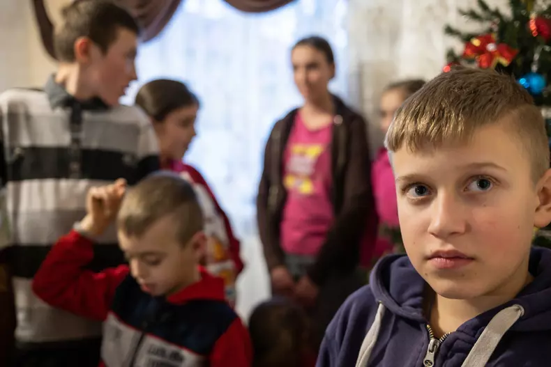 Stas și cei șase verișori ură poezii în fața bradului de Crăciun