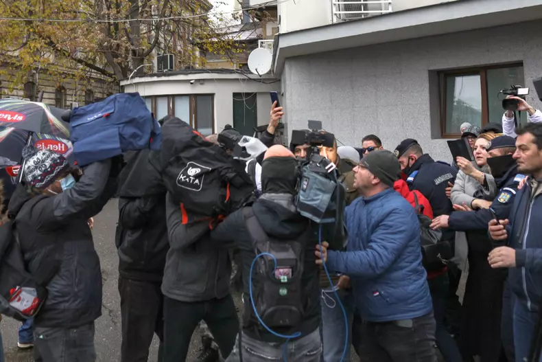 Tensiuni aparute intre unii dintre reprezentantii presei si sustinatorii Dianei Sosoaca dupa o busculada produsa la iesirea din interiorul Parchetului de pe lângă Judecătoria Sectorului 1 a lui Dumitru Silvestru Sosoaca, in Bucuresti, 13 decembrie 2021. Foto: Inquam Photos / Octav Ganea