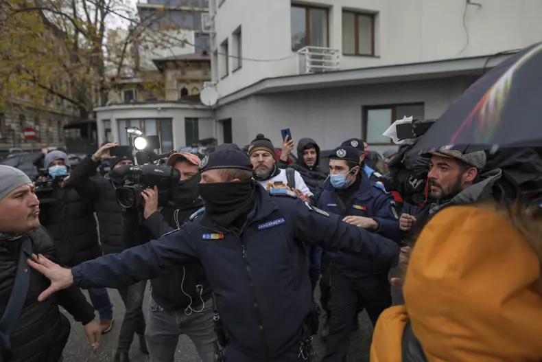 Tensiuni aparute intre unii dintre reprezentantii presei si sustinatorii Dianei Sosoaca dupa o busculada produsa la iesirea din interiorul Parchetului de pe lângă Judecătoria Sectorului 1 a lui Dumitru Silvestru Sosoaca, in Bucuresti, 13 decembrie 2021. Foto: Inquam Photos / Octav Ganea