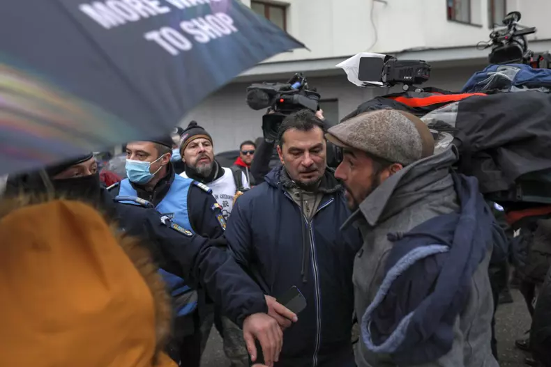 Tensiuni aparute intre unii dintre reprezentantii presei si sustinatorii Dianei Sosoaca dupa o busculada produsa la iesirea din interiorul Parchetului de pe lângă Judecătoria Sectorului 1 a lui Dumitru Silvestru Sosoaca, in Bucuresti, 13 decembrie 2021. Foto: Inquam Photos / Octav Ganea