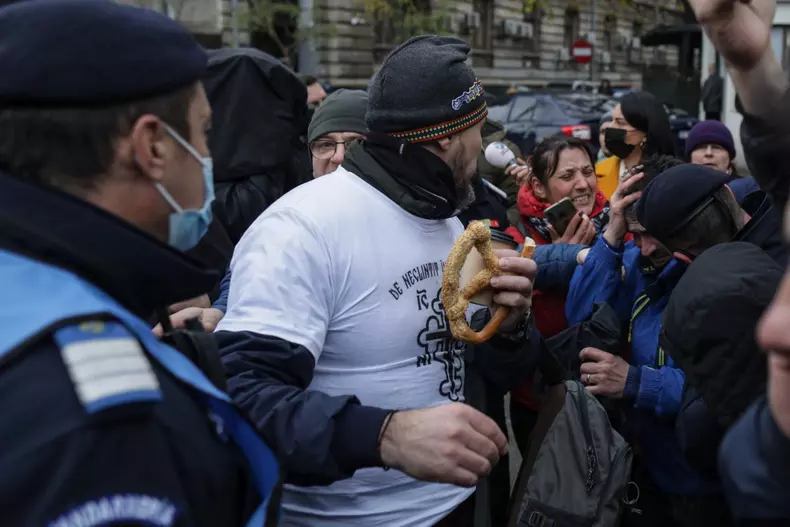 Tensiuni aparute intre unii dintre reprezentantii presei si sustinatorii Dianei Sosoaca dupa o busculada produsa la iesirea din interiorul Parchetului de pe lângă Judecătoria Sectorului 1 a lui Dumitru Silvestru Sosoaca, in Bucuresti, 13 decembrie 2021. Foto: Inquam Photos / Octav Ganea