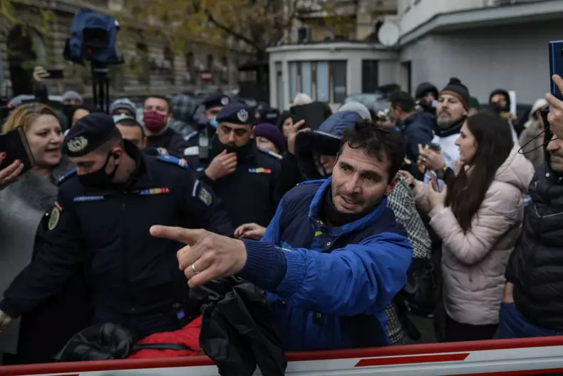 Tensiuni aparute intre unii dintre reprezentantii presei si sustinatorii Dianei Sosoaca dupa o busculada produsa la iesirea din interiorul Parchetului de pe lângă Judecătoria Sectorului 1 a lui Dumitru Silvestru Sosoaca, in Bucuresti, 13 decembrie 2021. Foto: Inquam Photos / Octav Ganea