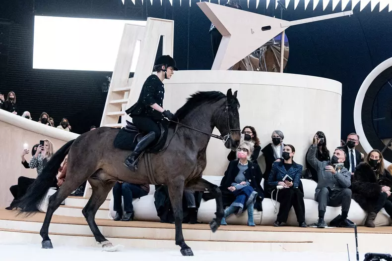Charlotte Casiraghi à cheval lors du défilé de mode Haute-Couture 2022 "Chanel" au Grand Palais Ephémère à Paris