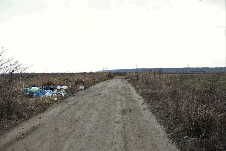 Ruta ocolitoare devine impracticabiă la prima ploaie. Foto: Dumitru Angelescu