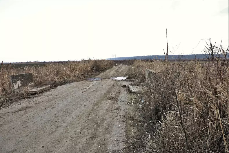 Ruta ocolitoare devine impracticabiă la prima ploaie. Foto: Dumitru Angelescu