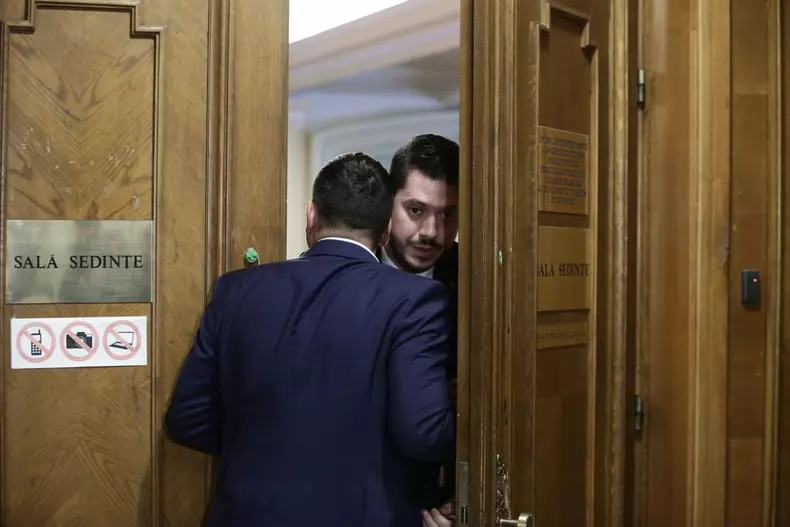 George Simion a vrut să intre în sala unde era audiat Hellvig ca să pună întrebări legate de Florian Coldea | Foto: Dumitru Angelescu / Libertatea