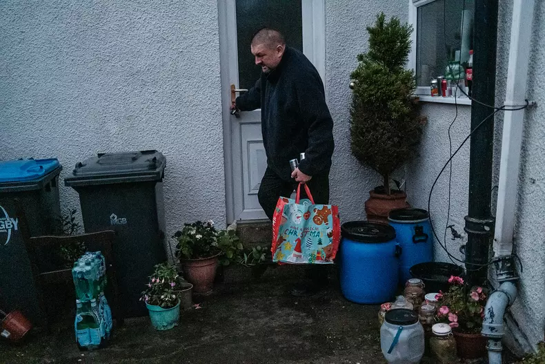 Cătălin pleacă la muncă, Rugby, UK