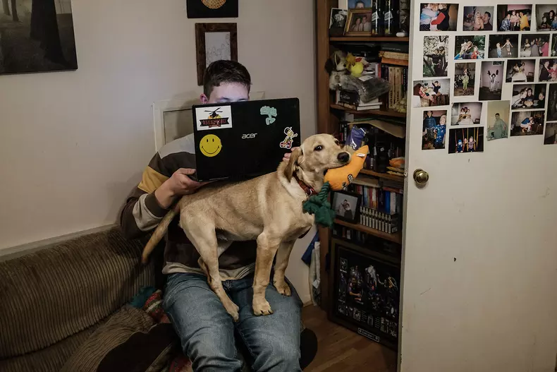 Andrei și cățelușa Nala în livingul familiei din Rugby, UK
