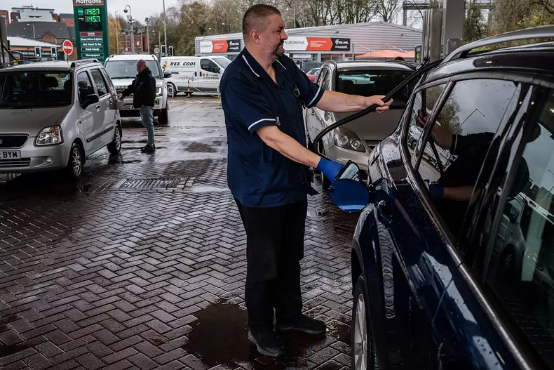 Cătălin alimentează mașina cu benzină înainte să pornească la muncă