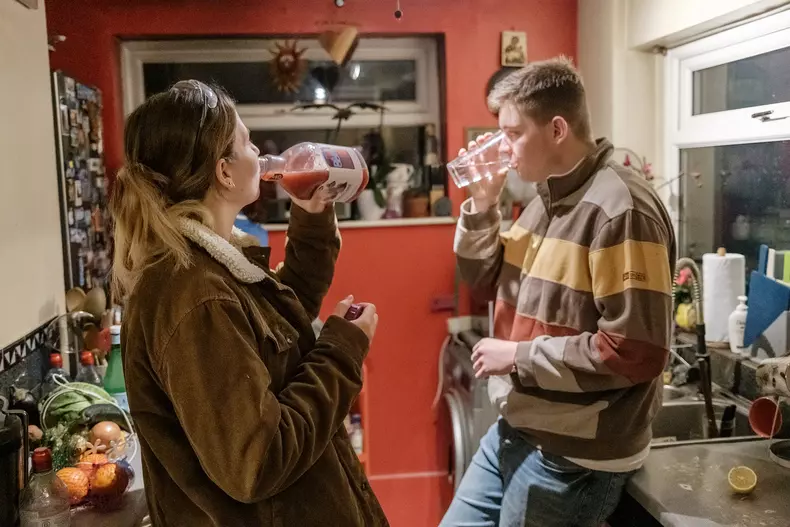 Andrei și Ioana în bucătăria familiei din Rugby, UK