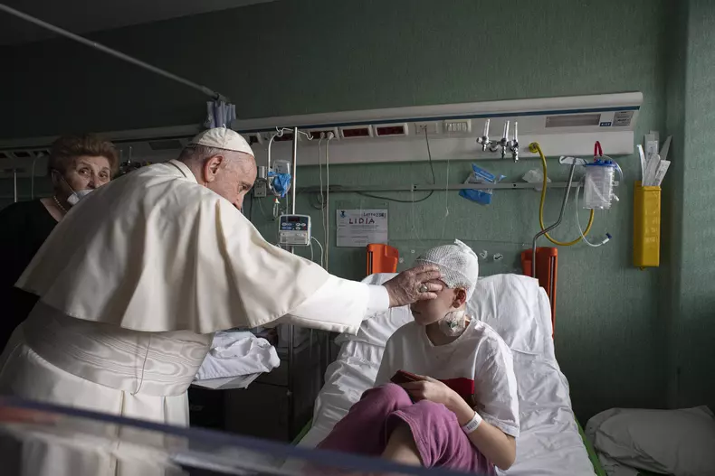 Pope Francis visits Ukrainian children