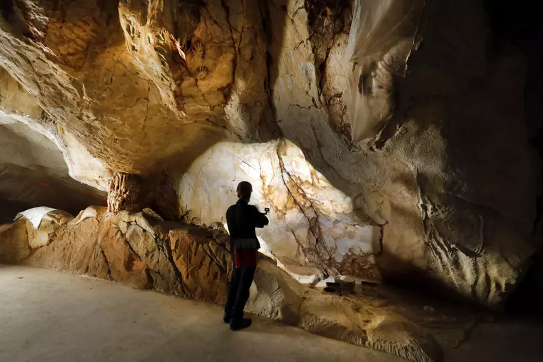 Prehistoric Underwater Cave Replica To Open - Marseille