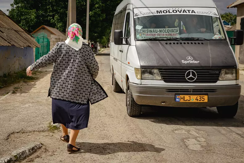 teodora-spre-microbuz-1