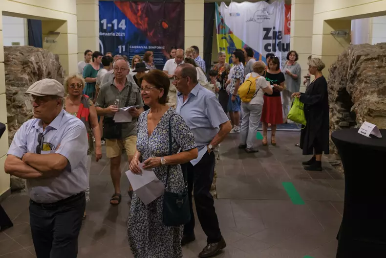 Spectatorii așteaptă să intre în sălile de teatru