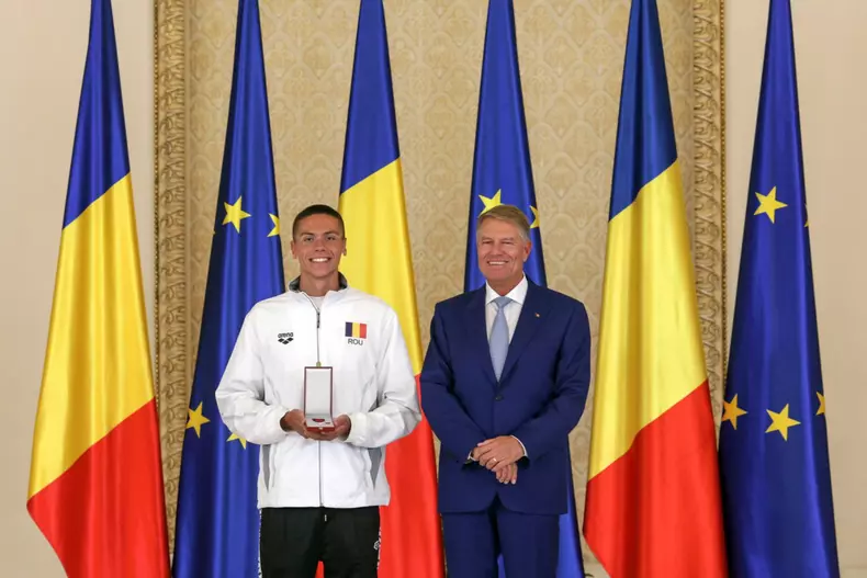 Ceremonia de decorare a lui David Popovici și a antrenorului său, Adrian Rădulescu, la Palatul Cotroceni. Foto: Inquam Photos / Octav Ganea