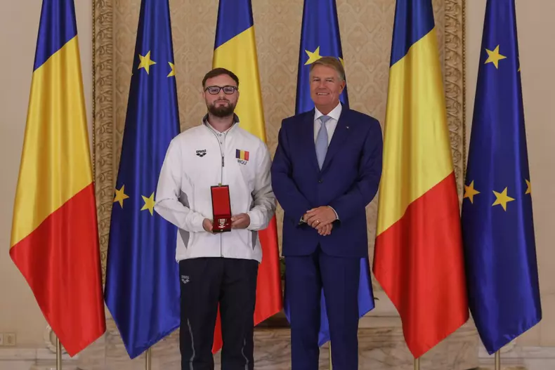 Ceremonia de decorare a lui David Popovici și a antrenorului său, Adrian Rădulescu, la Palatul Cotroceni. Foto: Inquam Photos / Octav Ganea