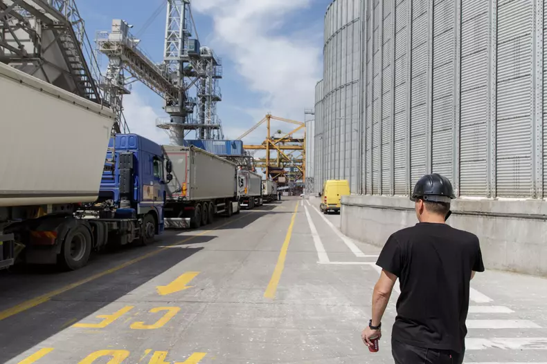 Dan Dolghin, lângă coada de tiruri. Foto: Vlad Chirea / Libertatea