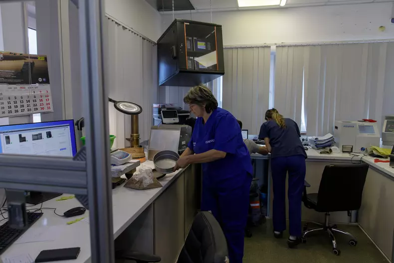 Laboratorul de analiză a grânelor. Foto: Vlad Chirea / Libertatea