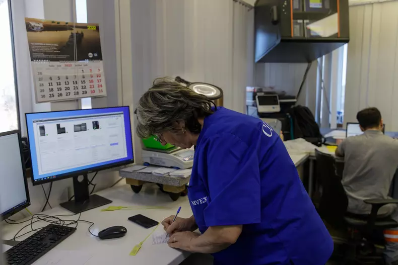 Laboratorul de analiză a grânelor. Foto: Vlad Chirea / Libertatea