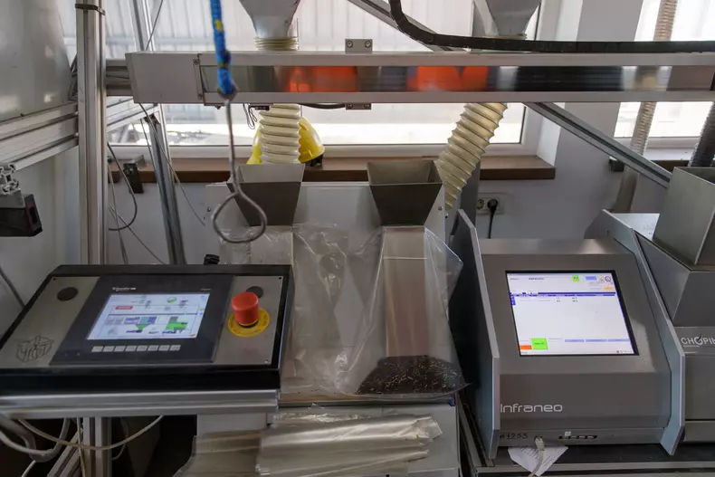 Laboratorul de analiză a grânelor. Foto: Vlad Chirea / Libertatea