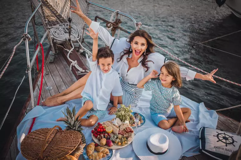 claudia-patrascanu-si-copiii-2-1