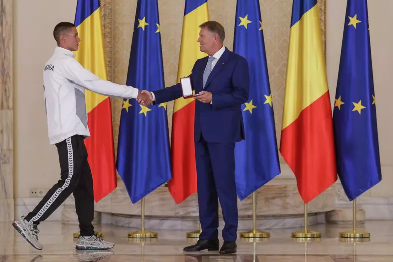 Ceremonia de decorare a lui David Popovici și a antrenorului său, Adrian Rădulescu, la Palatul Cotroceni. Foto: Inquam Photos / Octav Ganea