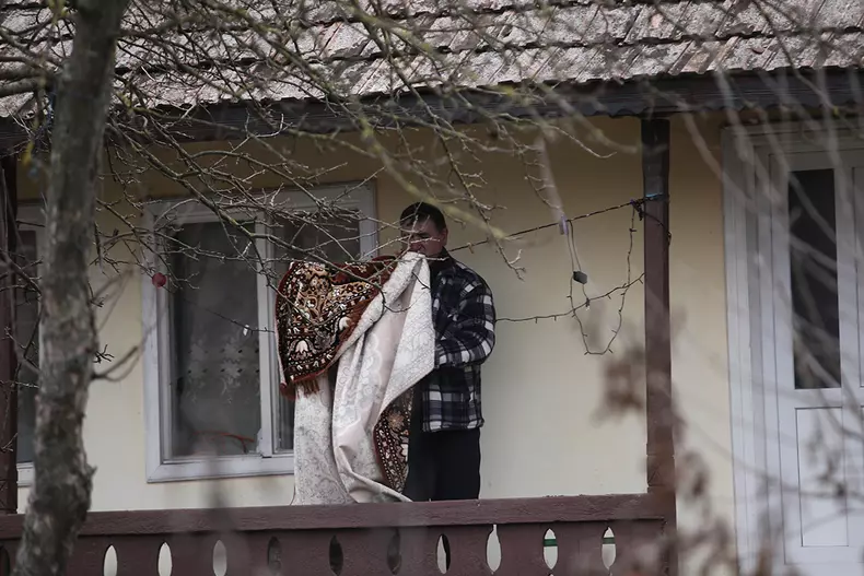 spalatul-rufelor-calcatul-gatitul-toate-sunt-in-sarcina-lui-petronel-1