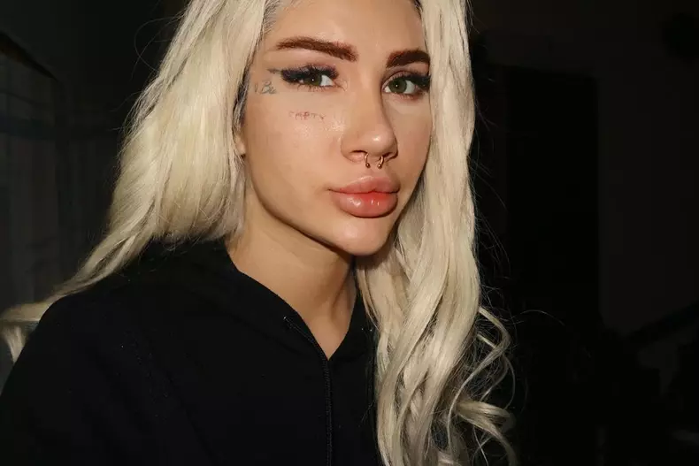 bia-khalifa-sunt-celebru-scoate-ma-de-aici-4