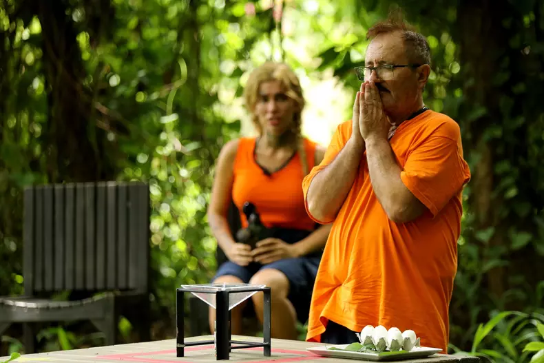 cornel-palade-sunt-celebru-scoate-ma-de-aici-1