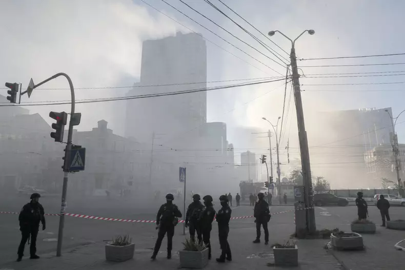 Several explosions hit the Ukrainian capital Kyiv