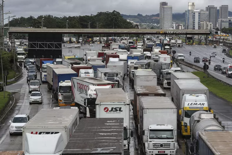 Truckers block roads after the defeat of President Jair Bolsonaro