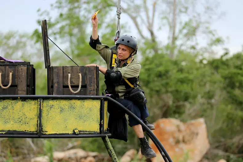 anisia-gafton-sunt-celebru-scoate-ma-de-aici-1-1