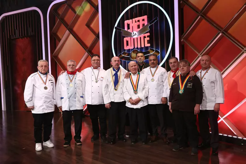 juratii-din-seara-asta-maestrul-vatafu-in-centru-al-cincilea-de-la-stanga-la-dreapta