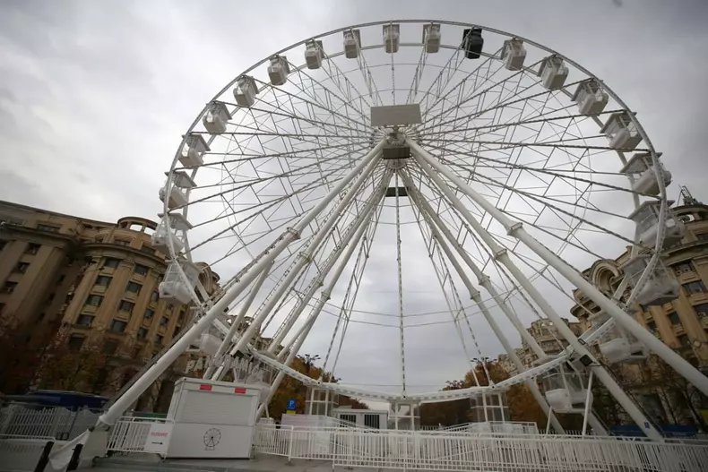 Roata panoramică, înaltă de aproape 40 de metri, amplasata in Piata Constitutiei, pentru Targul de Craciun. Foto: Dumitru Angelescu / Libertatea