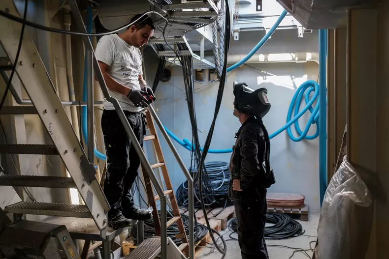 Muncitori români la lucru în șantierul naval Karstensens, Skagen, Danemarca