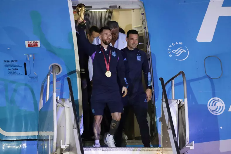 World Cup winner Argentina returns to Buenos Aires