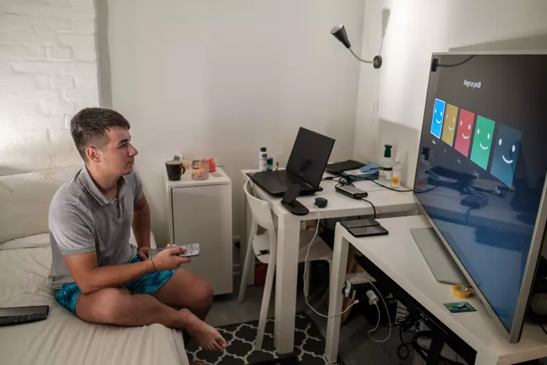 Denis Uțescu în camera în care locuiește în Skagen, Danemarca