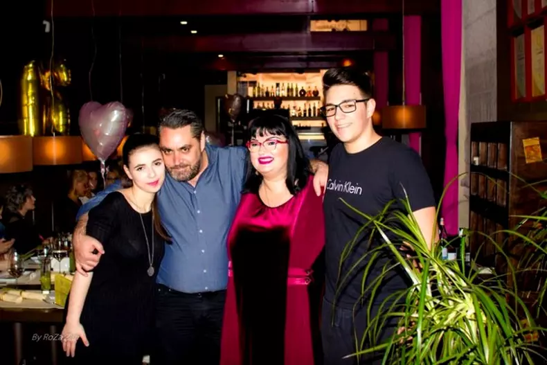 Ozana Barabancea și Sorin Terinte alături de cei doi copii