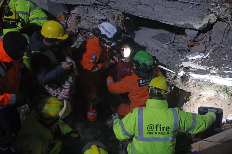 Un băiat de 5 ani, salvat de echipele germane și britanice de sub dărâmături după 68 de ore de la cutremur, în Kahramanmaras, Turcia | Foto: Profimedia