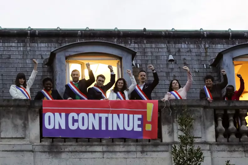 French Parliament examines the two motions of no-confidence against the government