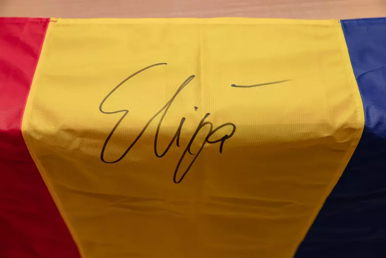 8--drapelul-cu-autograf-donat-de-elisabeta-lipa-site-1-1