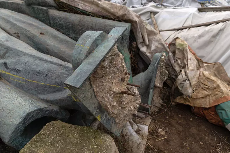 picioarele-lui-lenin-bagate-in-beton