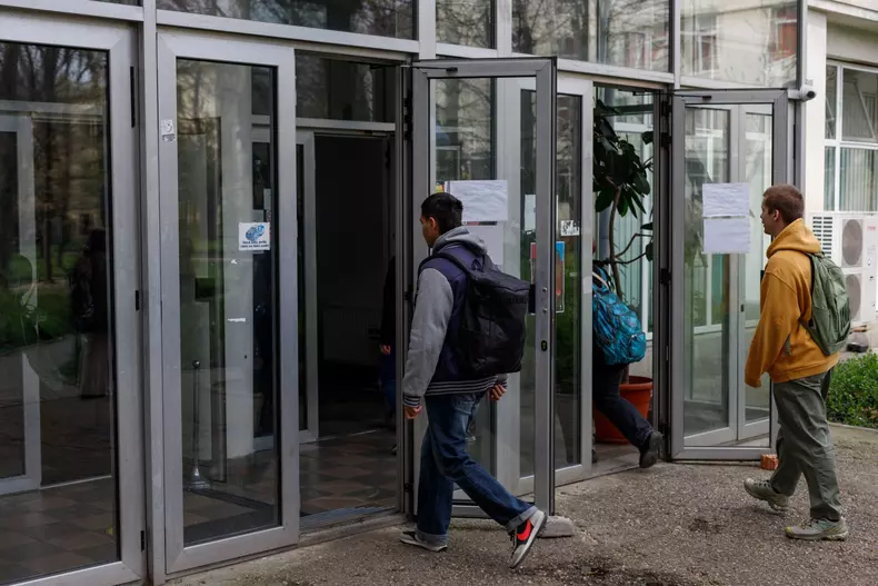 cantina-studenti-intrare