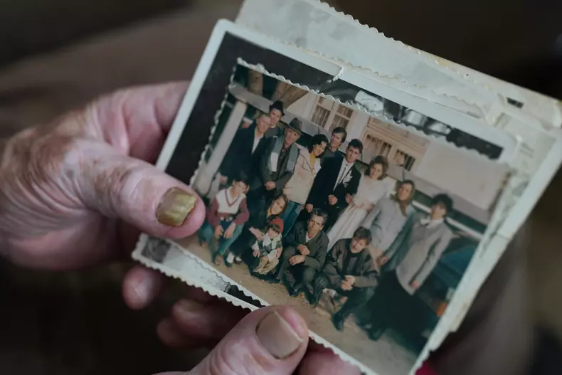 Giurgi Gherguț ne arată o fotografie de familie în care apare și fiul său.