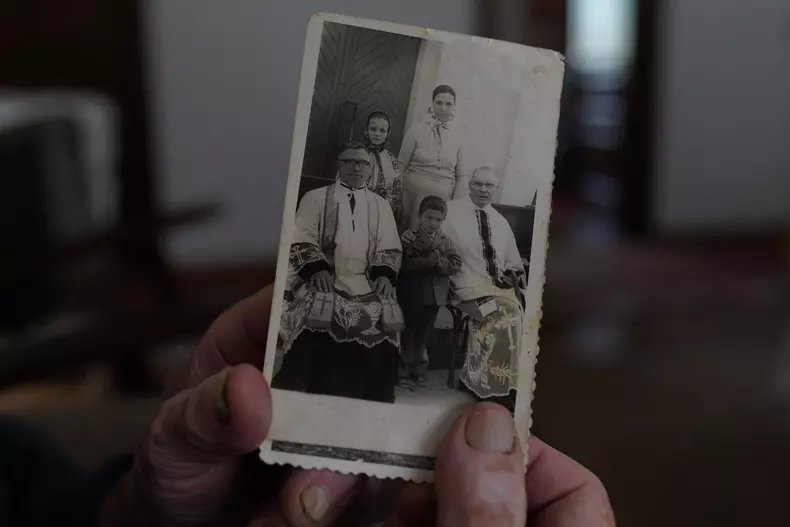 Giugi Gherguț ne arată o fotografie de familie din copilăria fiului său.