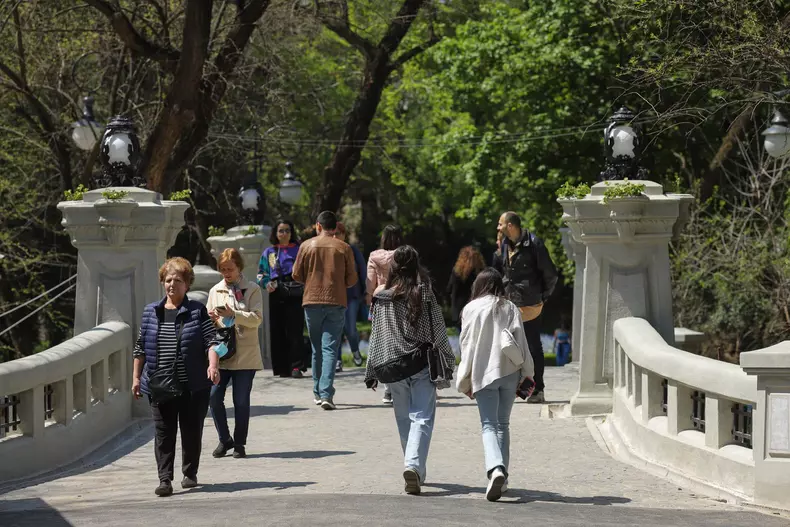 Bucureștenii și turiștii se pot plimba din nou pe Podul Mare din Cişmigiu, care a fost consolidat şi renovat. Foto: Vlad Chirea / Libertatea
